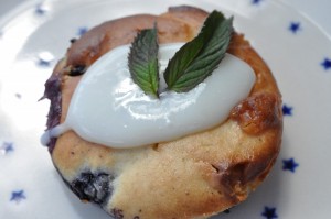 Blåbærmuffins med hvid chokolade og marcipan