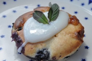 Blåbærmuffins med hvid chokolade og marcipan