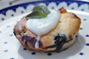 Blåbærmuffins med hvid chokolade og marcipan