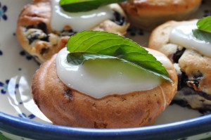 Blåbærmuffins med hvid chokolade og marcipan