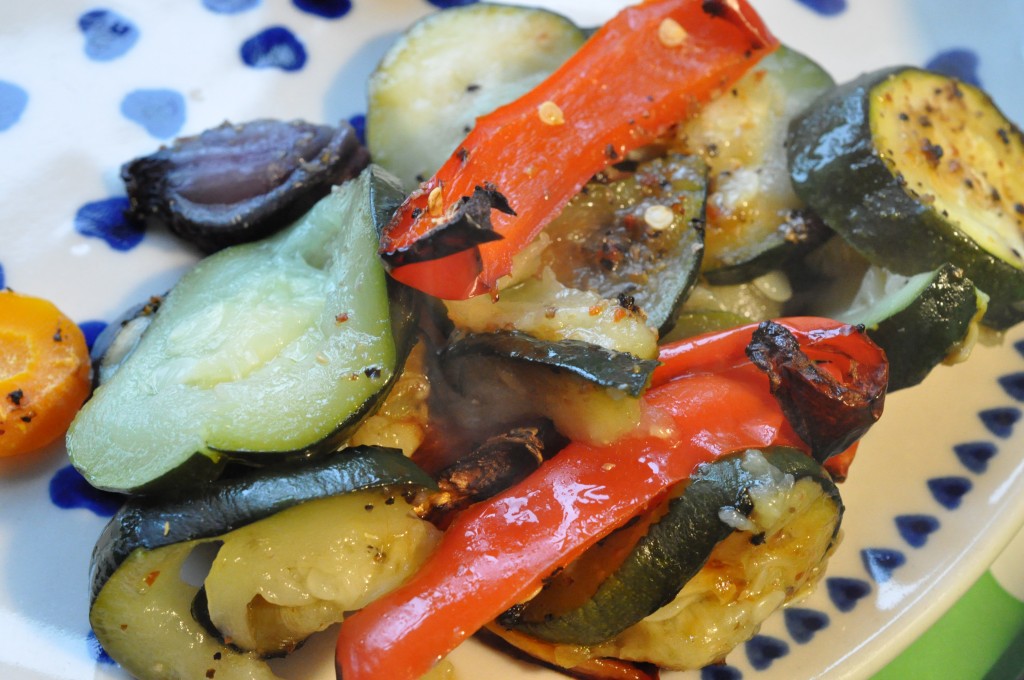 Ovngrillet grønt: squash, rødløg, gulerødder og peberfrugt