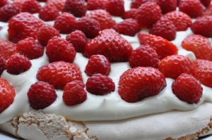 Pavlova med marcipan og jordbær - opskrift