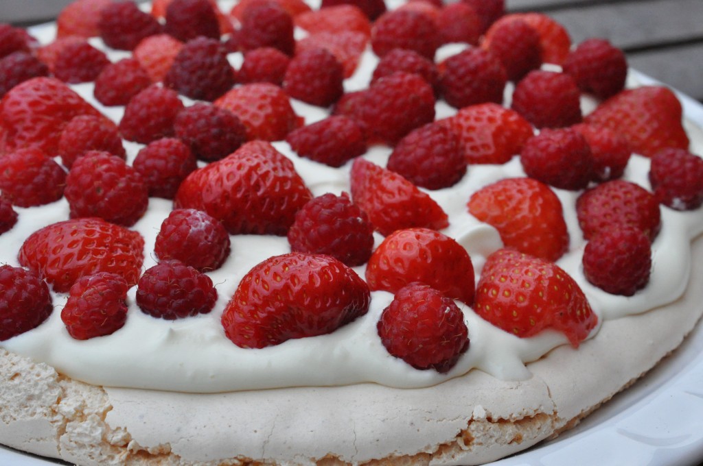 Sommer pavlova med marcipanmarengs og hindbær og jordbær