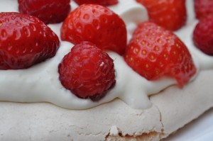 Pavlova med marcipan og jordbær - opskrift