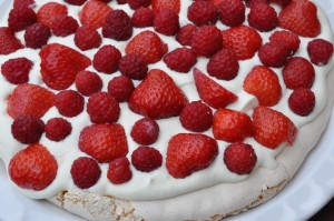 Pavlova med marcipan og jordbær - opskrift