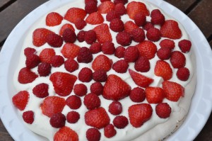 Pavlova med marcipan og jordbær - opskrift