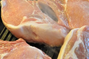 Skaftkoteletter på grill pande - med tilbehør