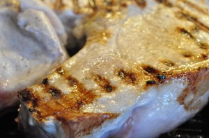 Skaftkoteletter på grill pande - med tilbehør