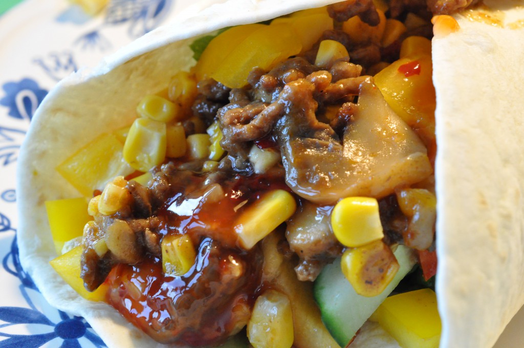 Tortilla med oksekød, grønt og chilisauce