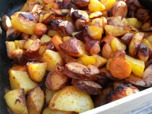 2014-08-26 19.02.26 • nogetiovnen.dk Sprødt kartoffelfad med pølser, paprika og gulerødder