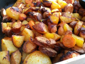 Sprødt kartoffelfad med pølser, paprika og gulerødder