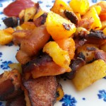 Sprødt kartoffelfad med pølser, paprika og gulerødder