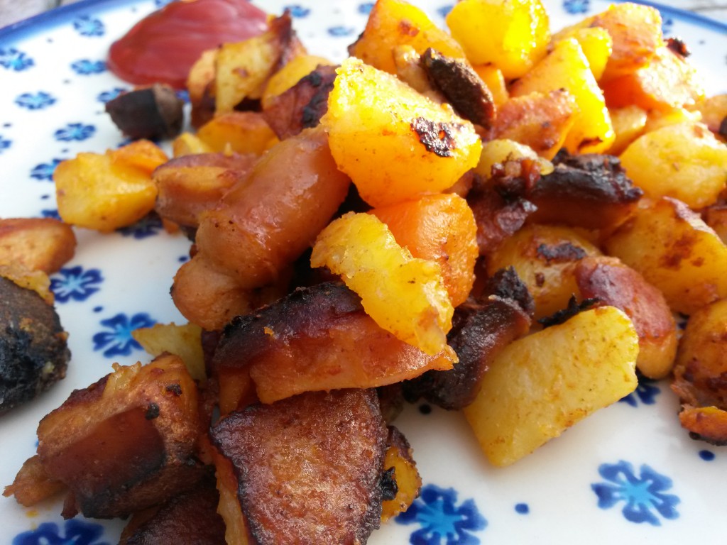2014-08-26 19.06.20 • nogetiovnen.dk Sprødt kartoffelfad med pølser, paprika og gulerødder