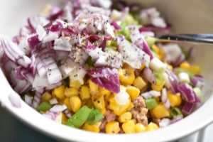 Tunsalat med majs opskrift – nem og sund