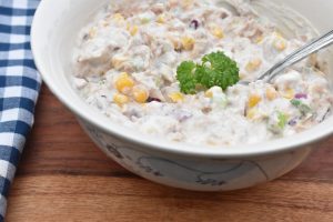 Tunsalat med majs opskrift – nem og sund