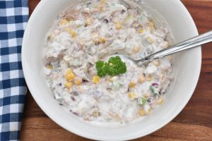 Tunsalat med majs opskrift – nem og sund