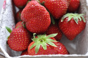 Jordbæris - hjemmelavet is med jordbær opskrift med kondenseret mælk