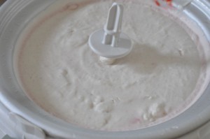 Hjemmelavet is med jordbær - af kondenseret mælk