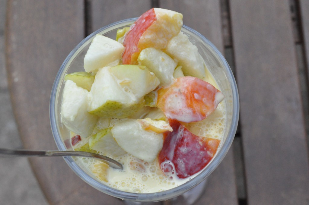 Frugtsalat med råcreme eller vaniljecreme