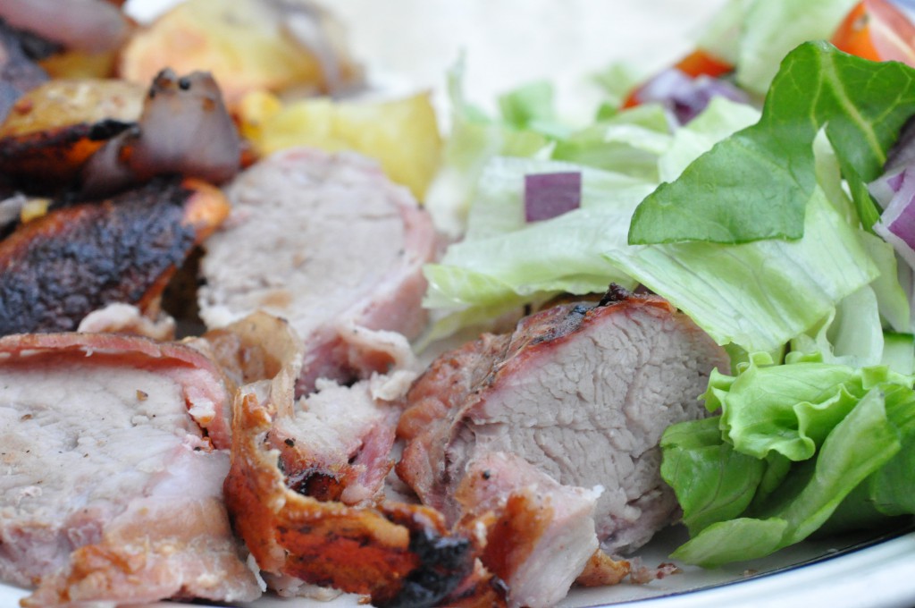 Mørbrad med bacon, salat og ovnkartofler