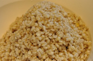 Perlebygsalat med feta, abrikos og mynte