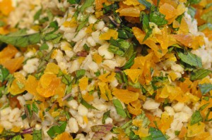 Perlebygsalat med feta, abrikos og mynte