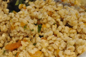 Perlebygsalat med feta, abrikos og mynte