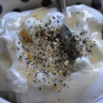 Hvidløgsdressing af græsk yoghurt - opskrift