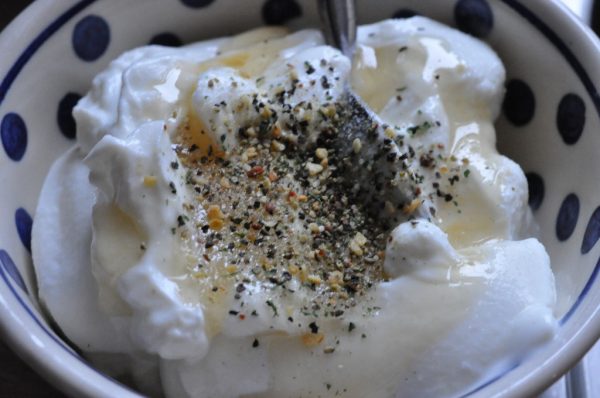 DSC_8168 • nogetiovnen.dk Hvidløgsdressing af græsk yoghurt - opskrift
