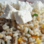 Perlebygsalat med feta, abrikos og mynte