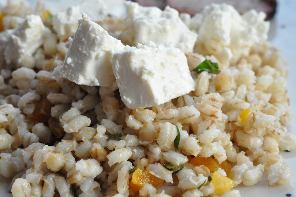 Perlebygsalat med feta, abrikos og mynte