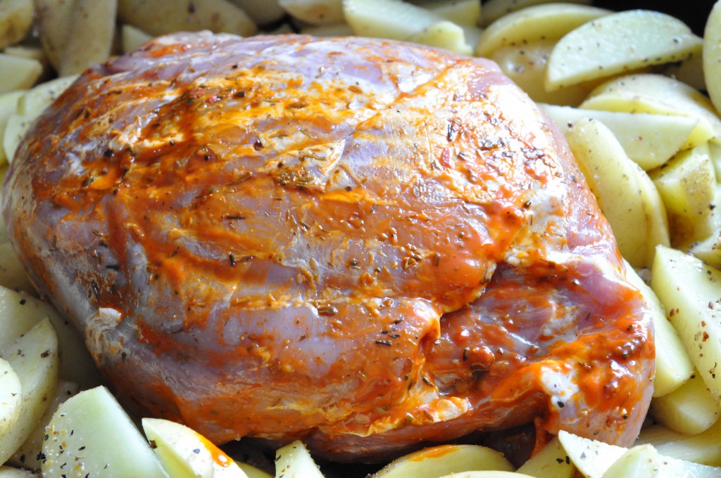 Skinke i ovn med ovnkartofler og grøntsager