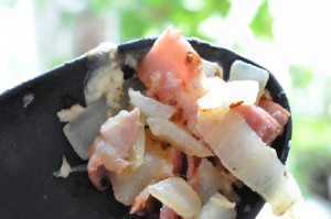 Bacon og løg steges