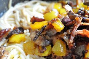 DSC_8278 • nogetiovnen.dk Pasta med ostesovs, bacon & peberfrugt - nem opskrift