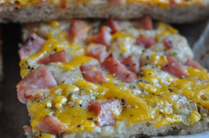 DSC_8330 • nogetiovnen.dk Pizza med skinke, hvidløgsolie, cocktailpølser og peberfrugtpesto