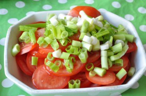 DSC_8469 • nogetiovnen.dk Tomatsalat med forårsløg
