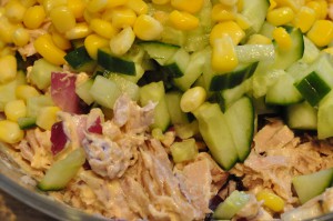 Tunsalat med rødløg, agurk, majs og god mayo