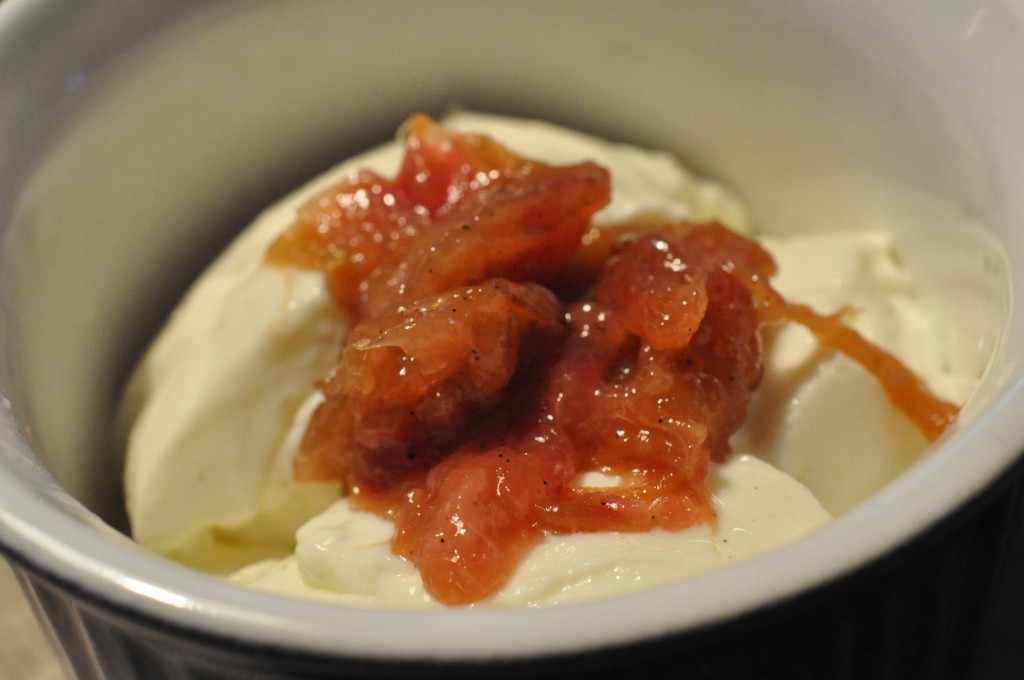 Tykmælksfromage med rabarberkompot