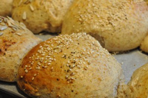 DSC_8697 • nogetiovnen.dk Burgerboller med Manitobamel - opskrift