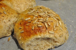 DSC_8699 • nogetiovnen.dk Burgerboller med Manitobamel - opskrift