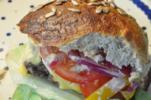 DSC_8736 • nogetiovnen.dk Burgerboller med Manitobamel - opskrift