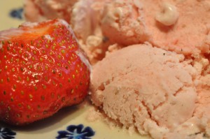 Jordbæris hjemmelavet is med jordbær opskrift med kondenseret mælk