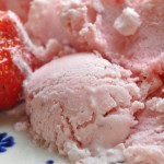 Jordbær og jordbæris af kondenseret mælk