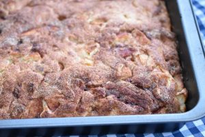 Æblekage med marcipan & kanel nem opskrift