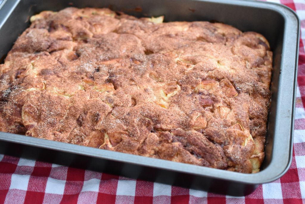 Æblekage med marcipan & kanel nem opskrift