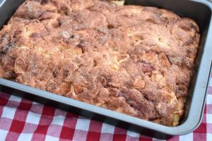 Æblekage med marcipan & kanel nem opskrift