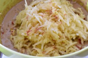 Revet gulerødder tilsættes