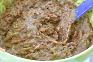 Dejen røres sammen med dejskraber