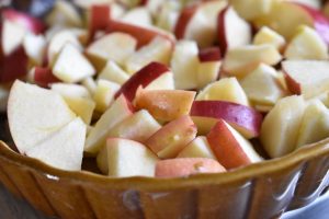 Bagt æblekage med makroner - nem opskrift