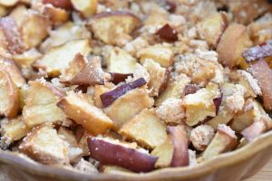 Bagt æblekage med makroner - nem opskrift